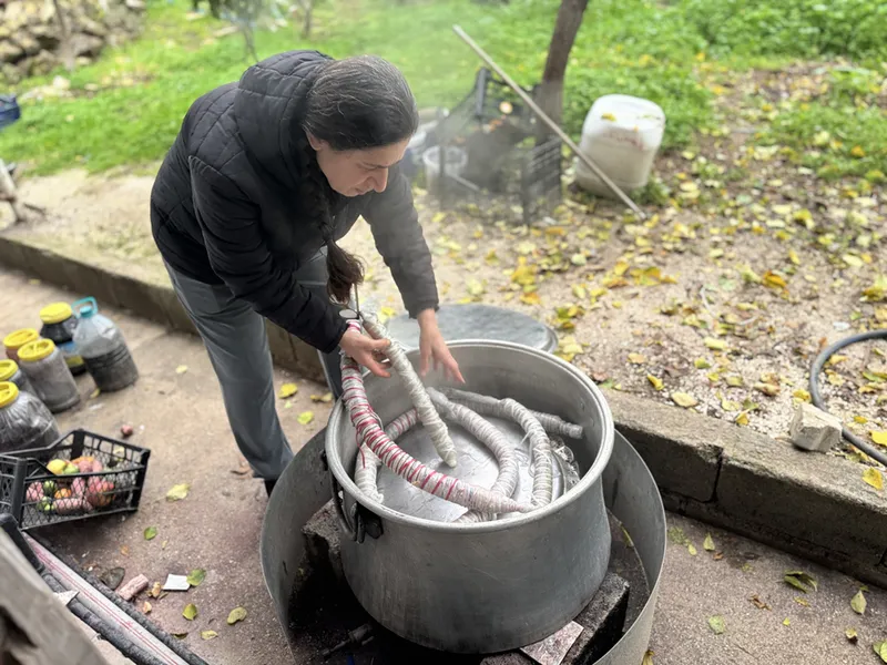 El emeği ipeği özgün tasarımlara dönüştürüyor