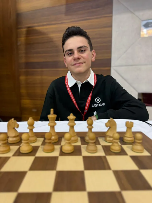 Bayegan Vakfından milli satranç sporcusu büyükusta Ediz Gürel'e destek