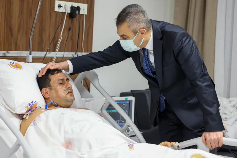 Bakan Tekin'den Mersin'de silahla yaralanan okul müdürüne "geçmiş olsun" telefonu