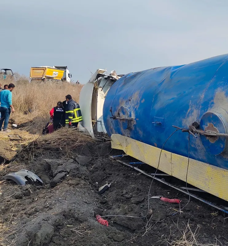 Adana'da devrilen tankerdeki 2 kişi yaralandı