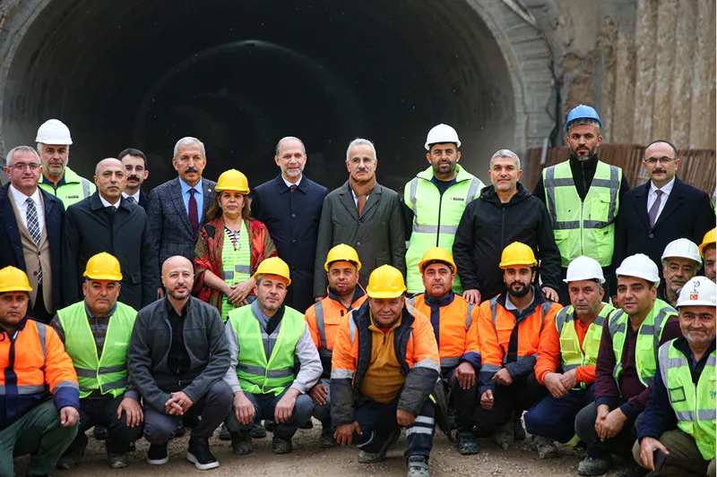 Bakan Uraloğlu, Hatay'da İskenderun-Antakya Otoyolu Projesi'ndeki çalışmaları inceledi: