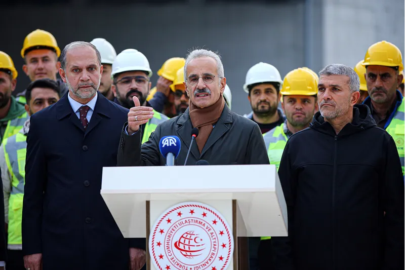 Bakan Uraloğlu, Hatay'da devam eden yol yapım çalışmalarını inceledi: 