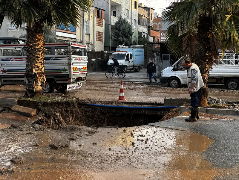 Adana'da su borusunun patladığı caddede çukur oluştu