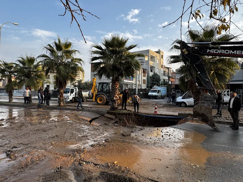 Adana'da su borusunun patladığı caddede çukur oluştu