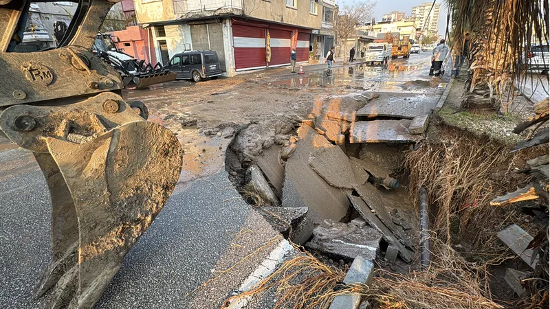 Adana'da su borusunun patladığı caddede çukur oluştu