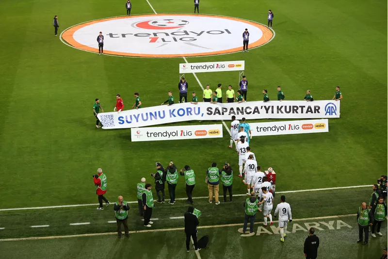 Sakaryaspor, "Suyunu Koru, Sapanca'yı Kurtar" pankartıyla maça çıktı