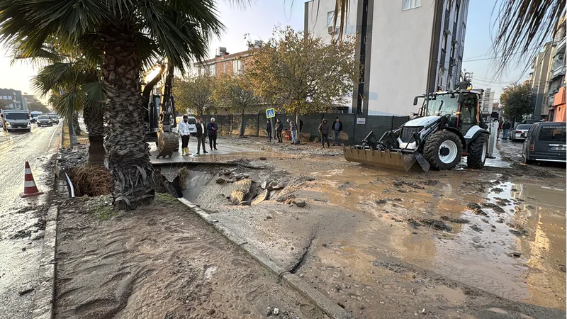 Adana'da su borusunun patladığı caddede çukur oluştu