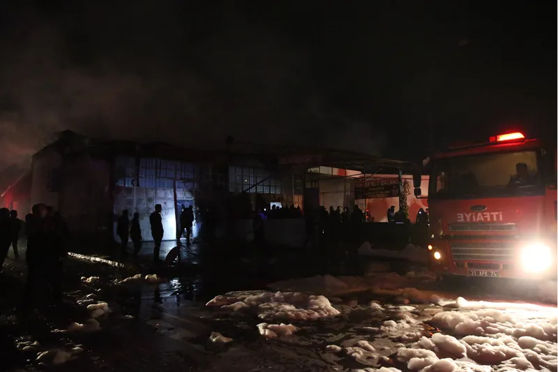 GÜNCELLEME - Hatay'da sanayi sitesinde çıkan yangın kontrol altına alındı