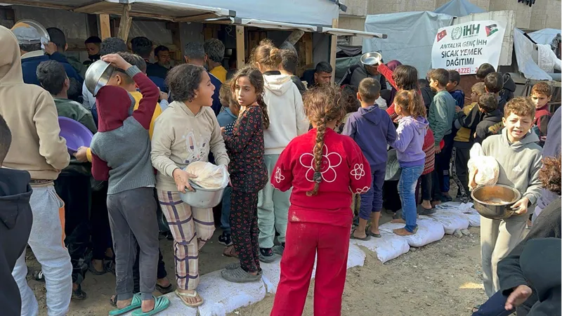 İHH Antalya ekibi Gazze'de sıcak yemek dağıttı