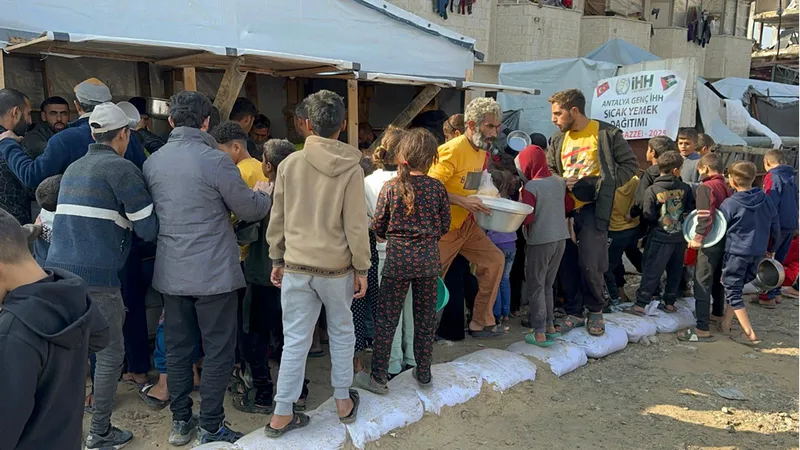 İHH Antalya ekibi Gazze'de sıcak yemek dağıttı