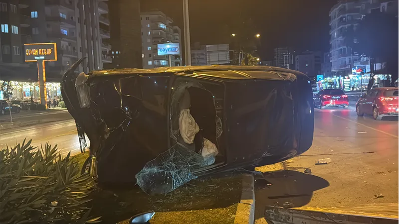 Mersin'de refüje çarpıp devrilen otomobilin sürücüsü yaralandı