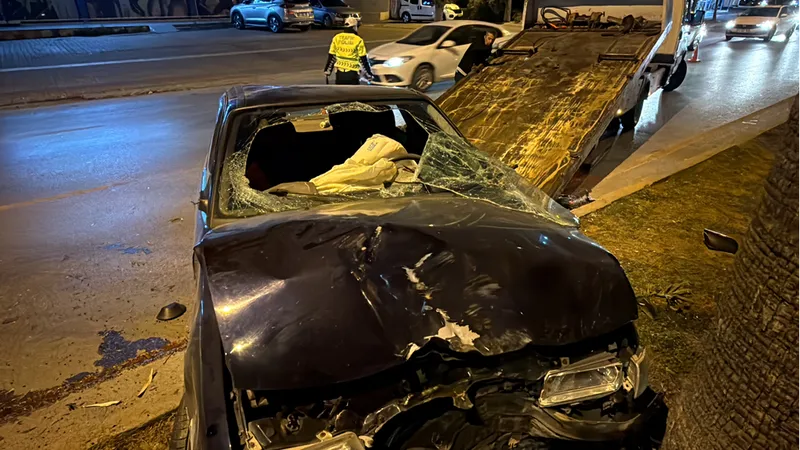 Mersin'de refüje çarpıp devrilen otomobilin sürücüsü yaralandı