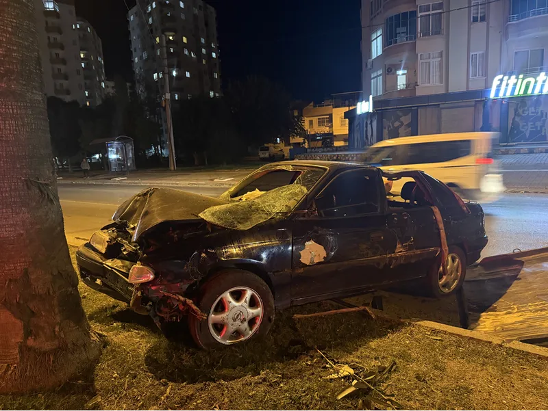 Mersin'de refüje çarpıp devrilen otomobilin sürücüsü yaralandı