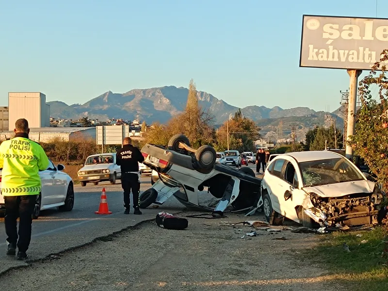 Adana'da park halindeki araca çarpan otomobildeki 2 kişi yaralandı
