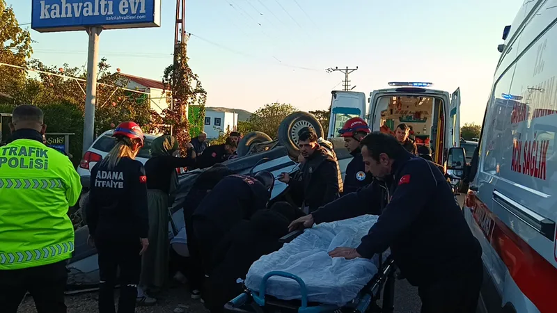 Adana'da park halindeki araca çarpan otomobildeki 2 kişi yaralandı