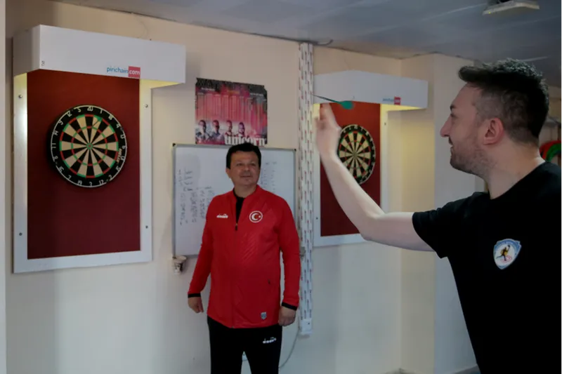 Gardiyan antrenör, 17 yılda dart milli takımına teknik direktör oldu