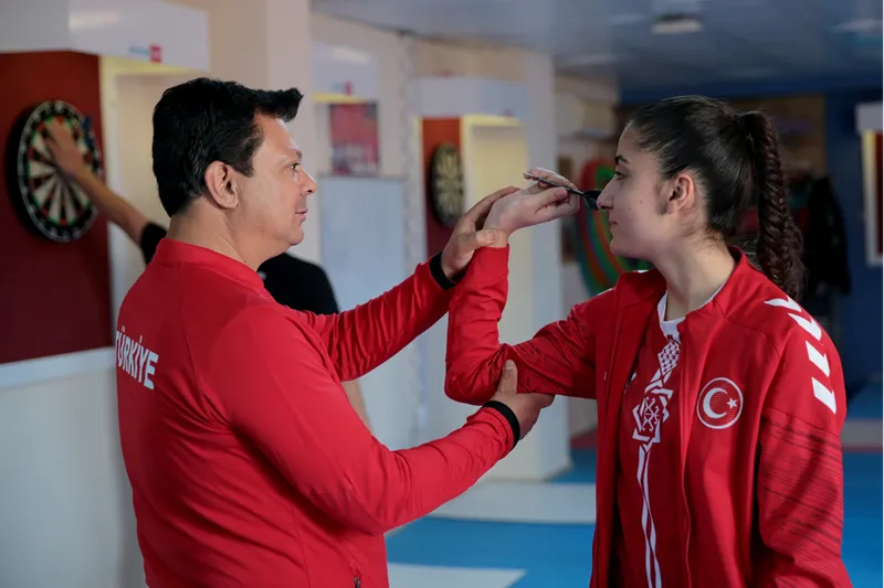 Gardiyan antrenör, 17 yılda dart milli takımına teknik direktör oldu