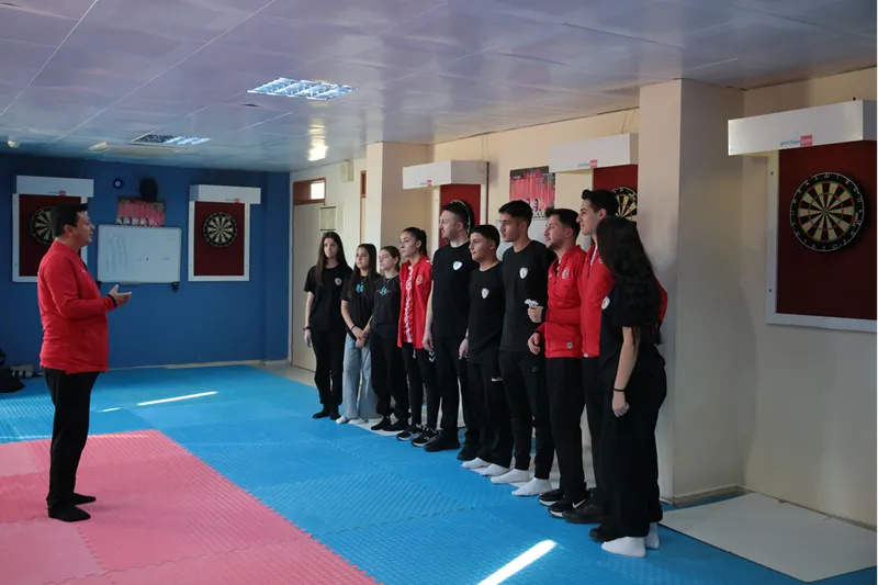 Gardiyan antrenör, 17 yılda dart milli takımına teknik direktör oldu