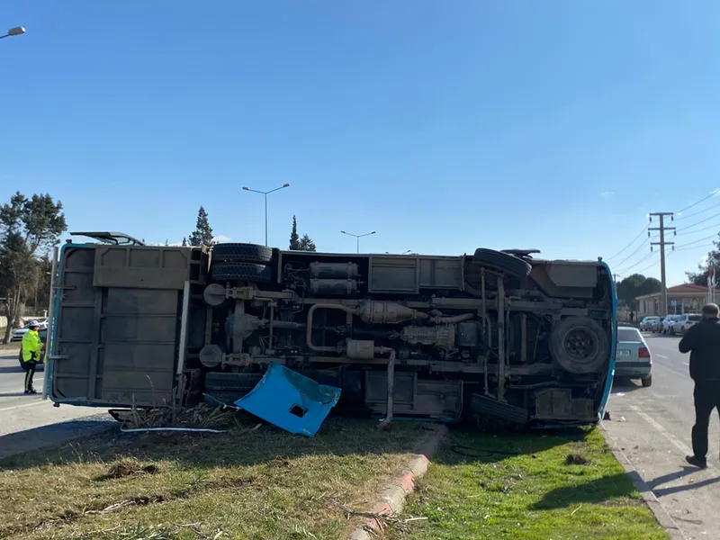 Kahramanmaraş'ta halk otobüsü ile hafif ticari aracın çarpıştığı kazada 17 kişi yaralandı