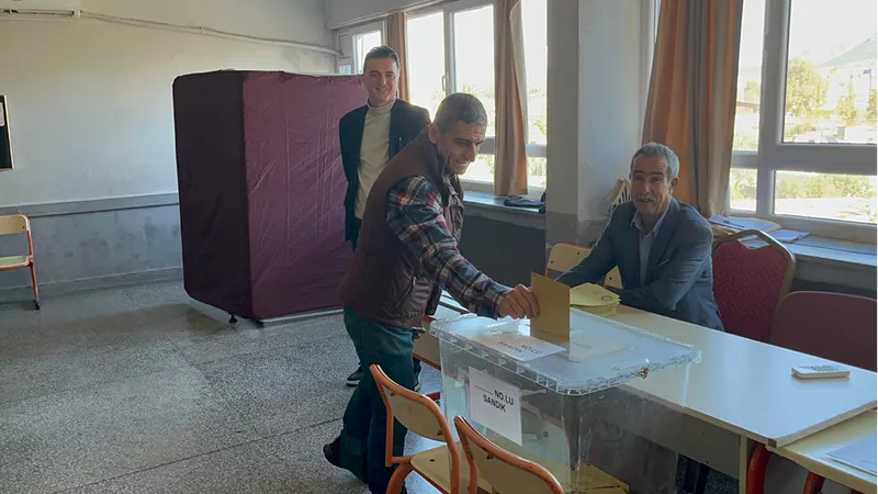 Kozan ilçesinde vefat eden muhtarın mahallesinde seçim yapıldı