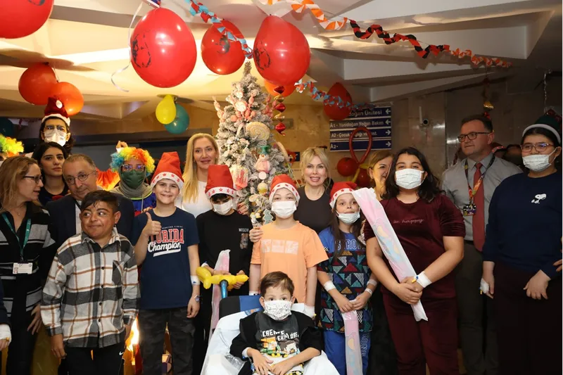 Akdeniz Üniversitesi Hastanesi'ndeki çocuklar için "yılbaşı" etkinliği