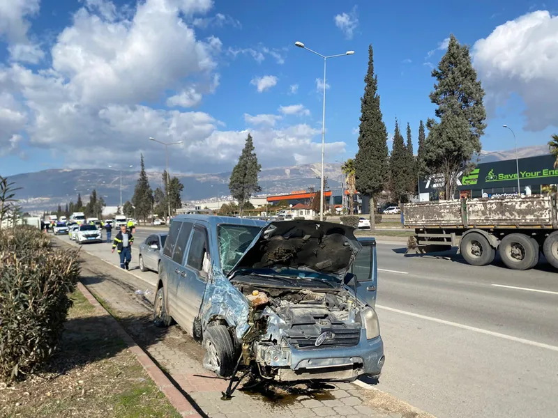 Kahramanmaraş'ta halk otobüsü ile hafif ticari aracın çarpıştığı kazada 17 kişi yaralandı