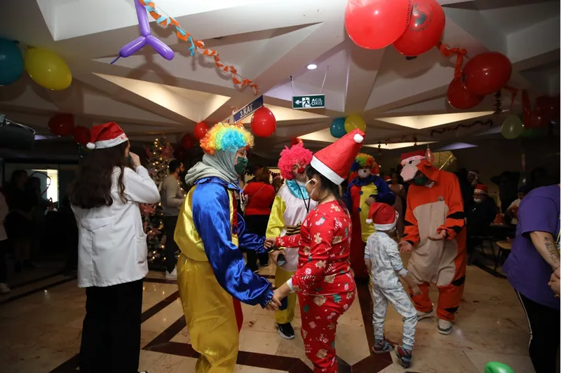 Akdeniz Üniversitesi Hastanesi'ndeki çocuklar için "yılbaşı" etkinliği