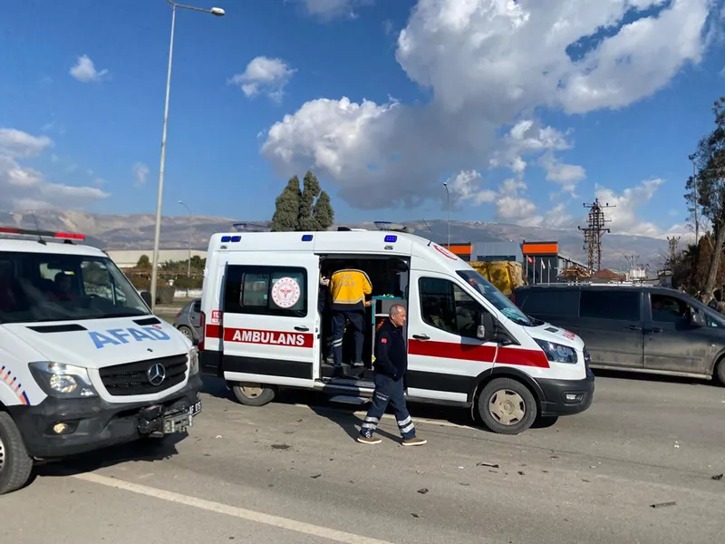 Kahramanmaraş'ta halk otobüsü ile hafif ticari aracın çarpıştığı kazada 17 kişi yaralandı