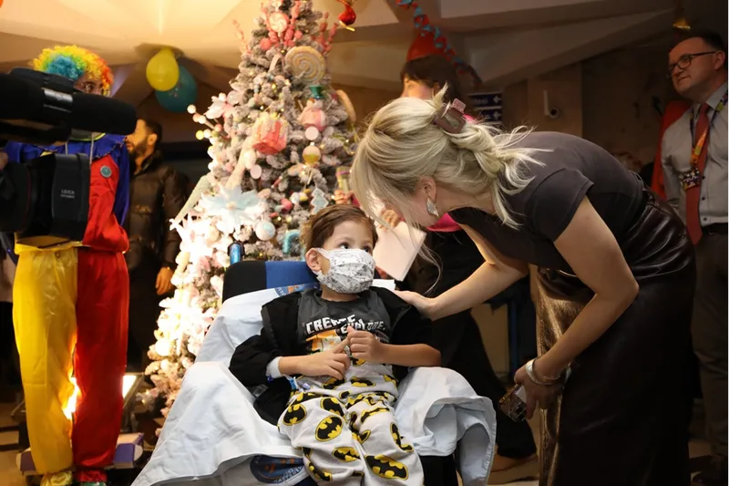 Akdeniz Üniversitesi Hastanesi'ndeki çocuklar için "yılbaşı" etkinliği