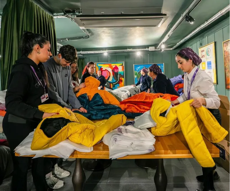 Hatay ve Adana'daki çocuklara kışlık kıyafet desteği