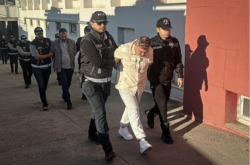 Adana merkezli suç örgütü operasyonunda yakalanan 15 zanlı tutuklandı