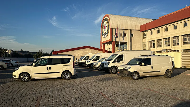 Adana merkezli suç örgütü operasyonunda yakalanan 15 zanlı tutuklandı