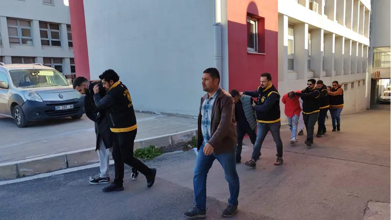 Adana'da bir kişinin tabancayla vurularak öldürülmesiyle ilgili 5 zanlı tutuklandı