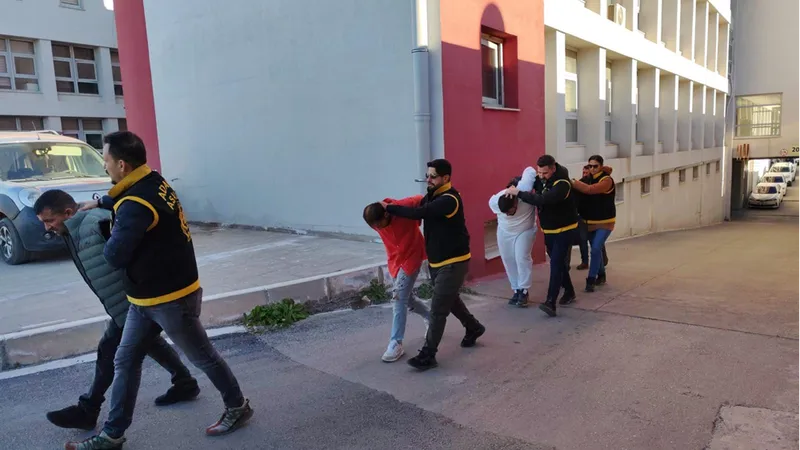 Adana'da bir kişinin tabancayla vurularak öldürülmesiyle ilgili 5 zanlı tutuklandı