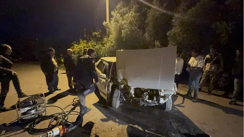 Gazipaşa'da otomobilin beton yapıya çarpması sonucu 2 kişi yaralandı