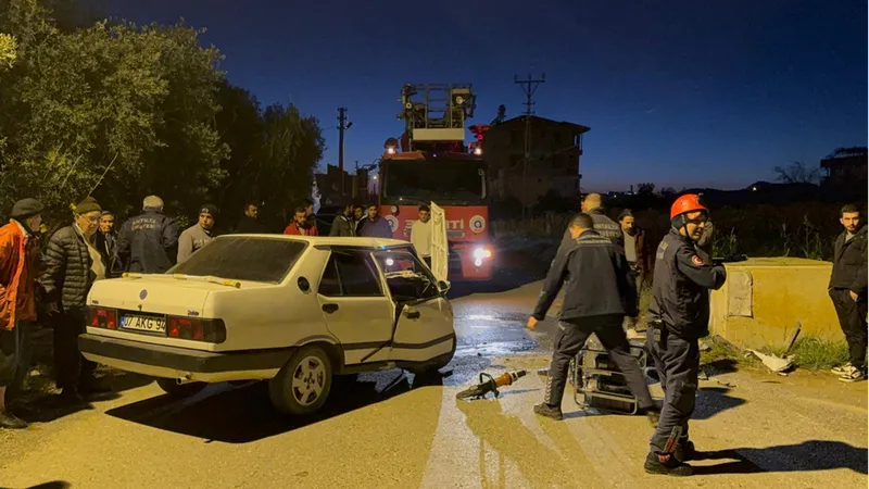 Gazipaşa'da otomobilin beton yapıya çarpması sonucu 2 kişi yaralandı