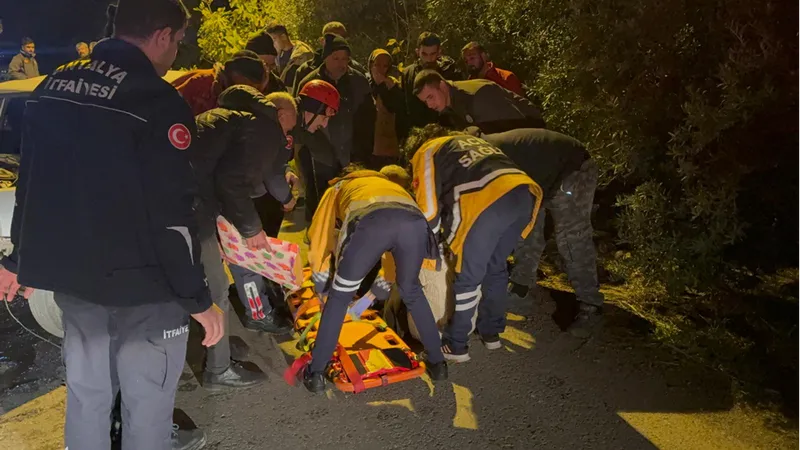 Gazipaşa'da otomobilin beton yapıya çarpması sonucu 2 kişi yaralandı