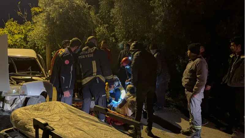 Gazipaşa'da otomobilin beton yapıya çarpması sonucu 2 kişi yaralandı