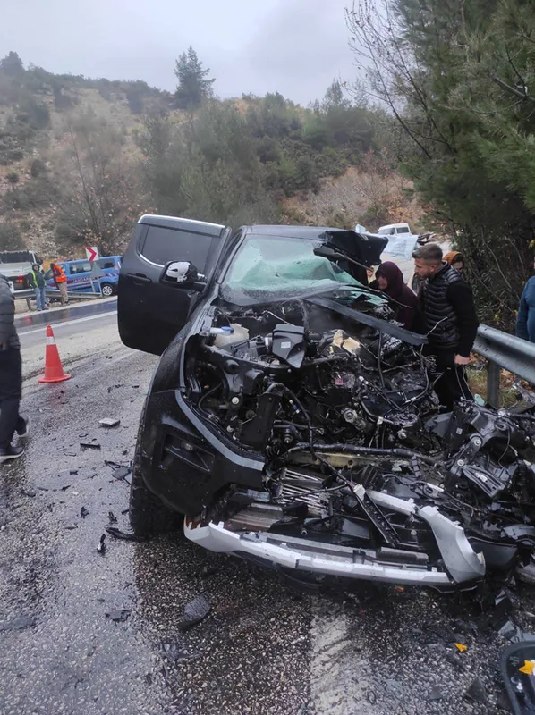 Antalya'da tırla çarpışan otomobildeki 2 kişi yaralandı