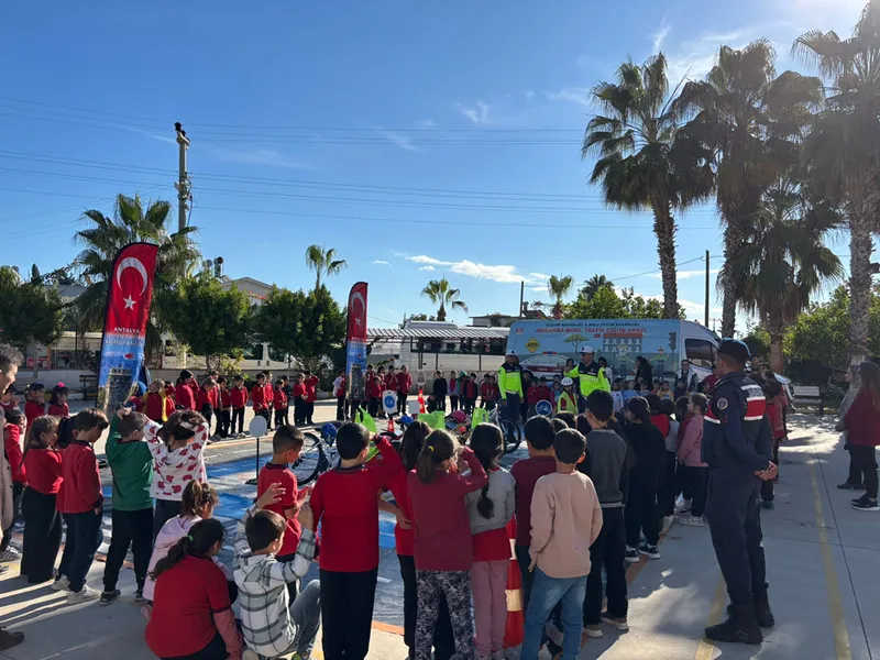 Antalya'da jandarmadan öğrencilere trafik eğitimi
