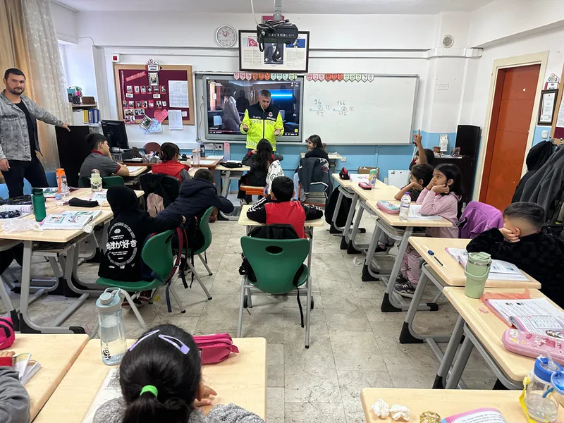 Antalya'da jandarmadan öğrencilere trafik eğitimi