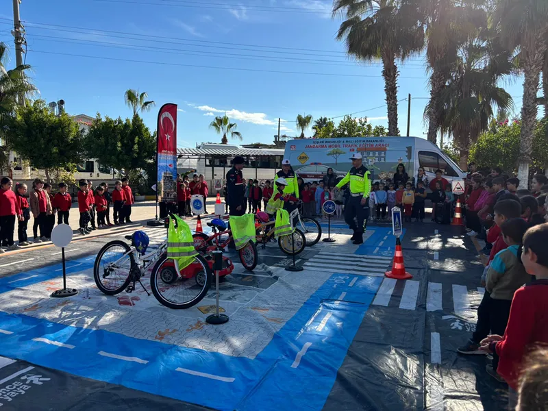 Antalya'da jandarmadan öğrencilere trafik eğitimi