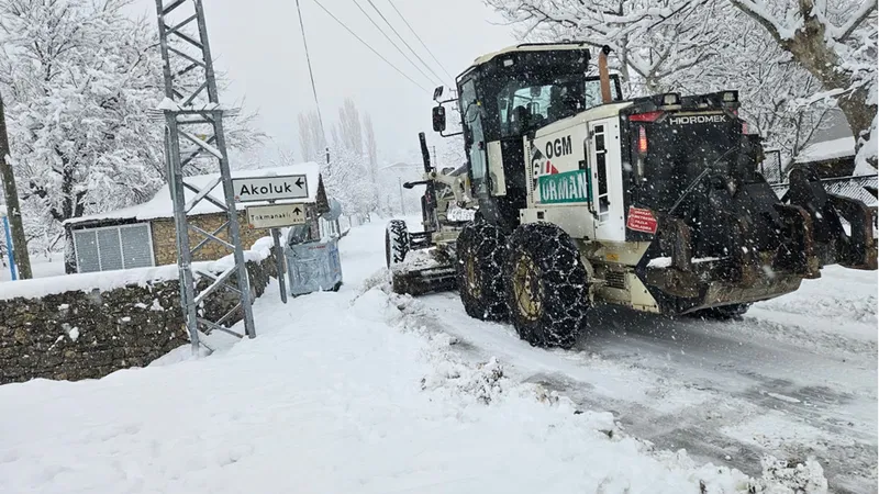 Adana'nın Feke ilçesinde kar temizleme çalışmaları sürüyor