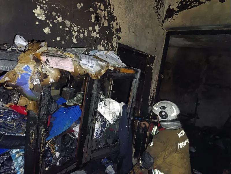 Hatay’da kumaş deposunda çıkan yangın hasara neden oldu