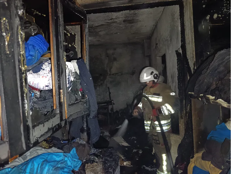 Hatay’da kumaş deposunda çıkan yangın hasara neden oldu