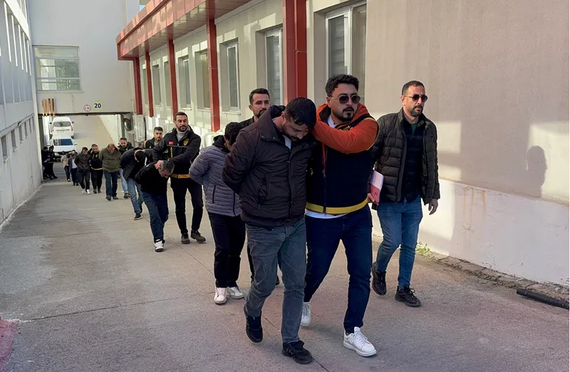 Adana'da 2 kişinin öldüğü silahlı kavgaya karışan 11 zanlı tutuklandı