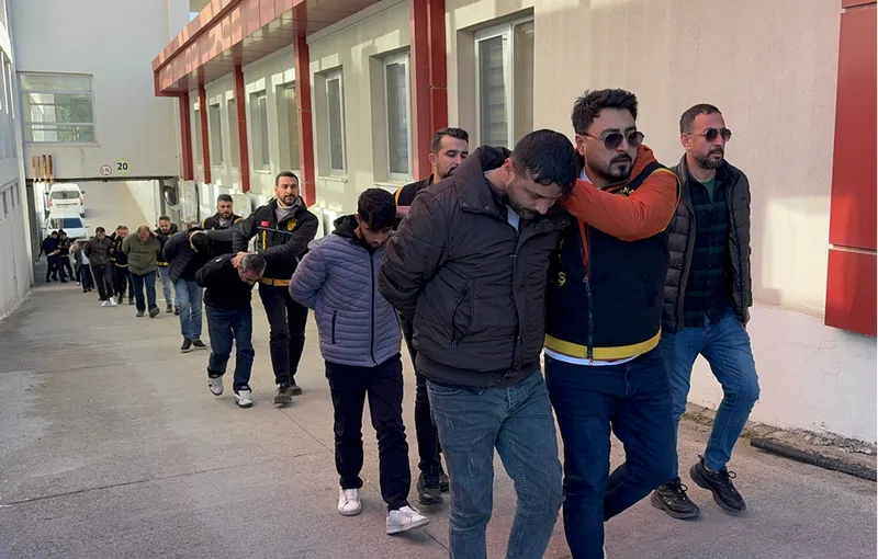 Adana'da 2 kişinin öldüğü silahlı kavgaya karışan 11 zanlı tutuklandı