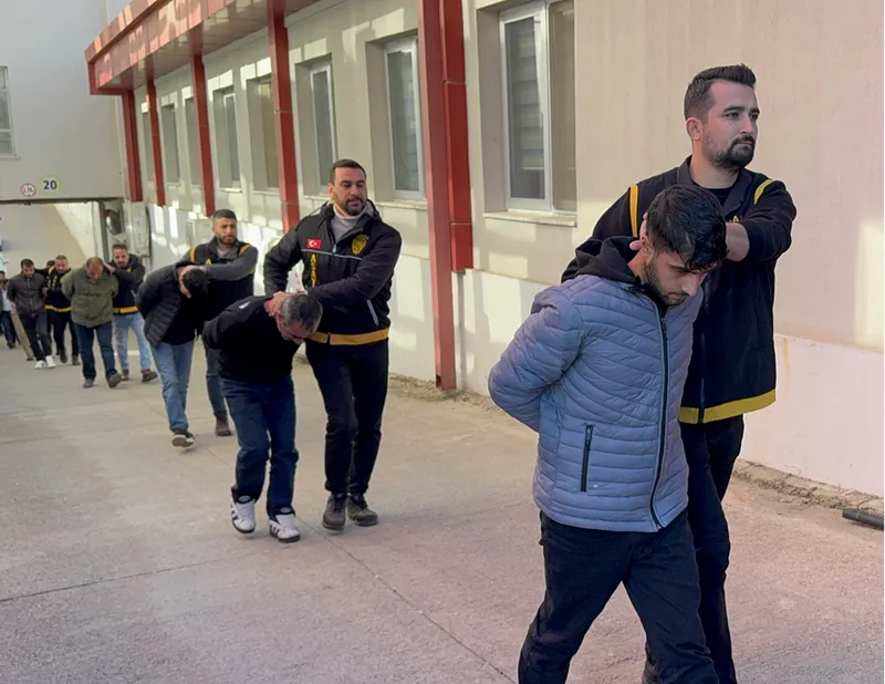 Adana'da 2 kişinin öldüğü silahlı kavgaya karışan 11 zanlı tutuklandı