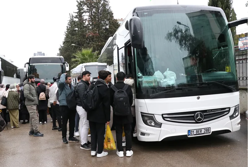 Adana'da TÜGVA üyeleri, Galata Köprüsü'ndeki Filistin'e destek eylemine katılmak için yola çıktı