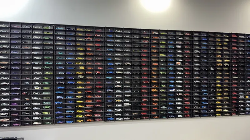 Oyuncak arabalarla büyüyen Alpaslan'ın koleksiyonunda 1000'e yakın araç var